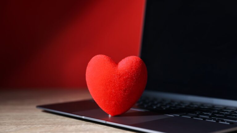 Soulmates-to-AI-Lovers-Embracing-Romance-in-the-Phygital-Era